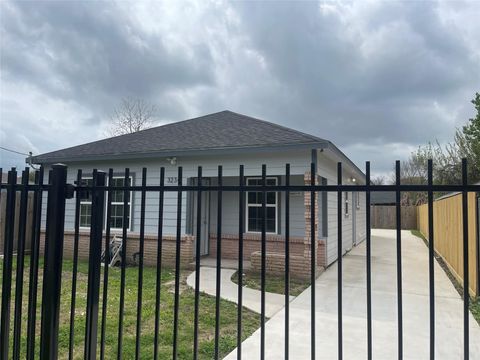 Photo of 3234 Berry Street, Houston, TX 77004 (MLS # 24012504)