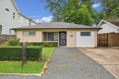 Photo of 820 E 28th Street, Houston, TX 77009 (MLS # 5088261)