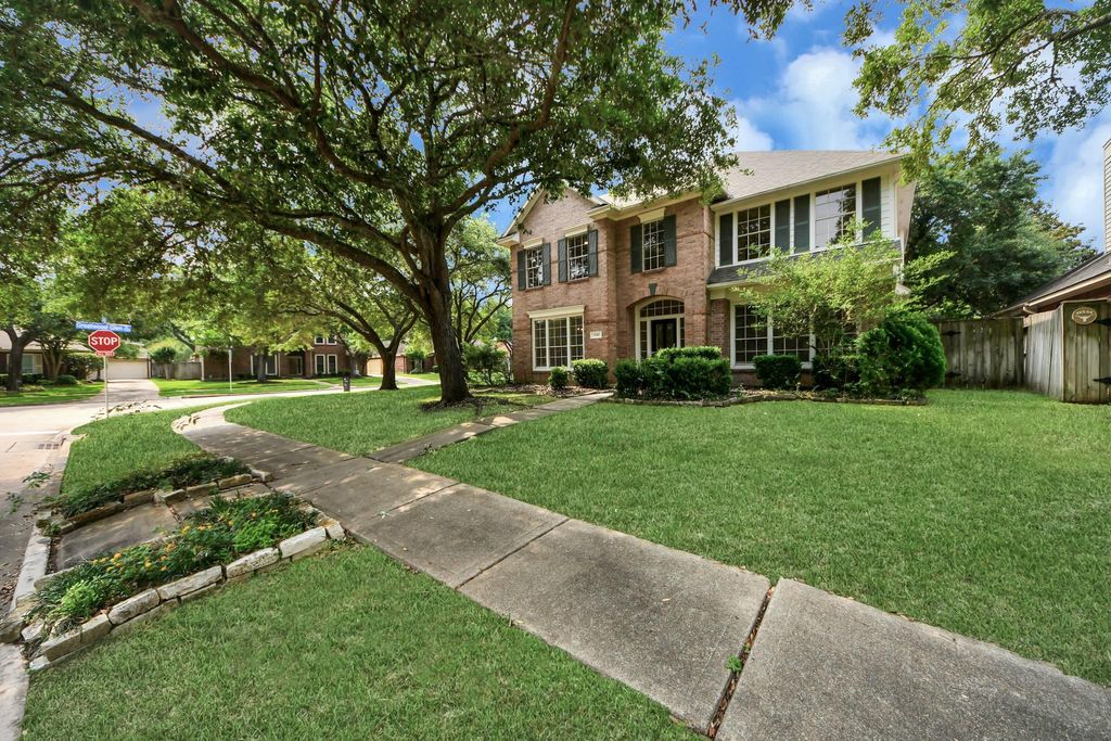 Photo of 7130 Glenwood Dr Dr, Sugar Land, TX 77479 (MLS # 77133166)