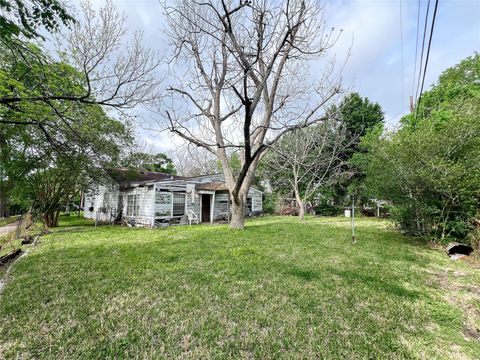Photo of 5863 Southgood Street, Houston, TX 77033 (MLS # 38121891)
