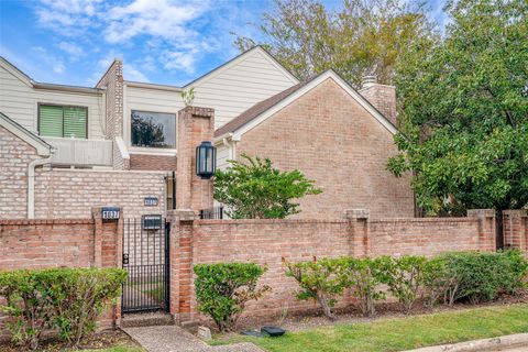 Photo of 1037 Town Place Street, Houston, TX 77057 (MLS # 29220175)
