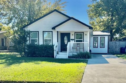 Photo of 505 18th Avenue N, Texas City, TX 77590 (MLS # 37257424)