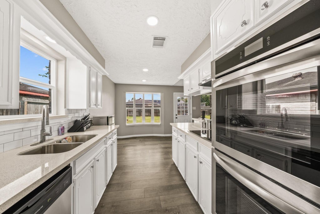 Photo of 9911 Sageaspen Lane, Houston, TX 77089 (MLS # 34043167)