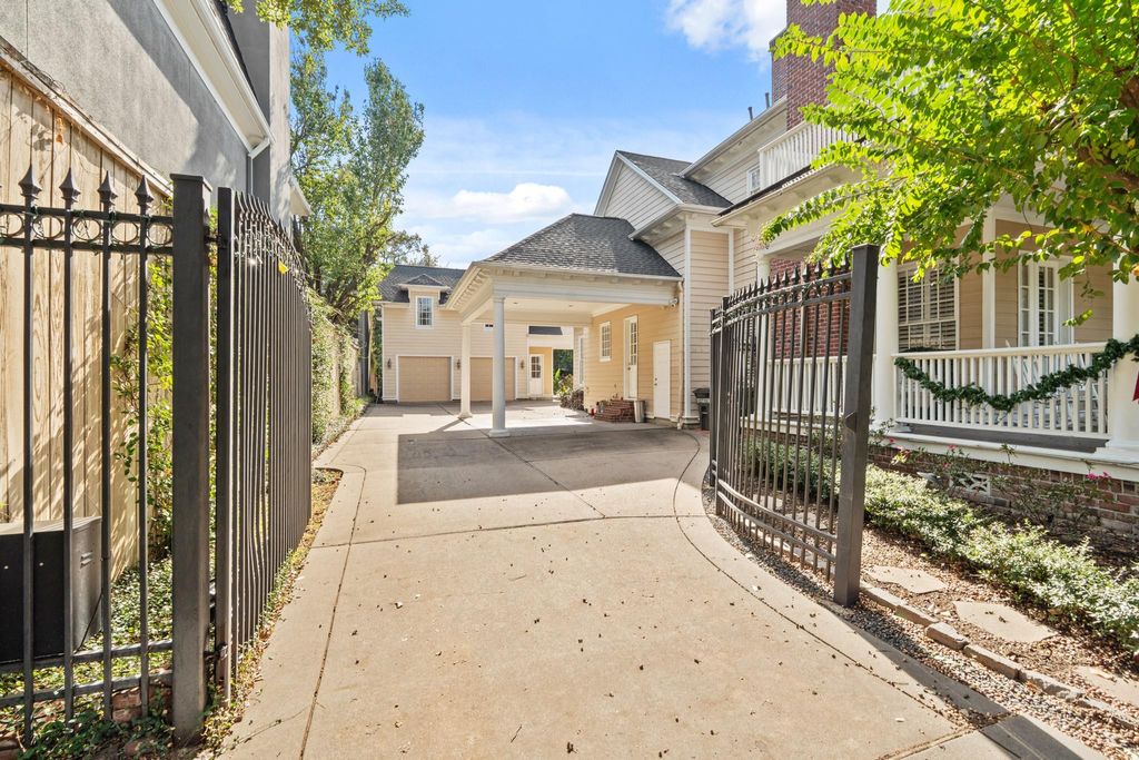 Photo of 3 Courtlandt Place, Houston, TX 77006 (MLS # 89564344)