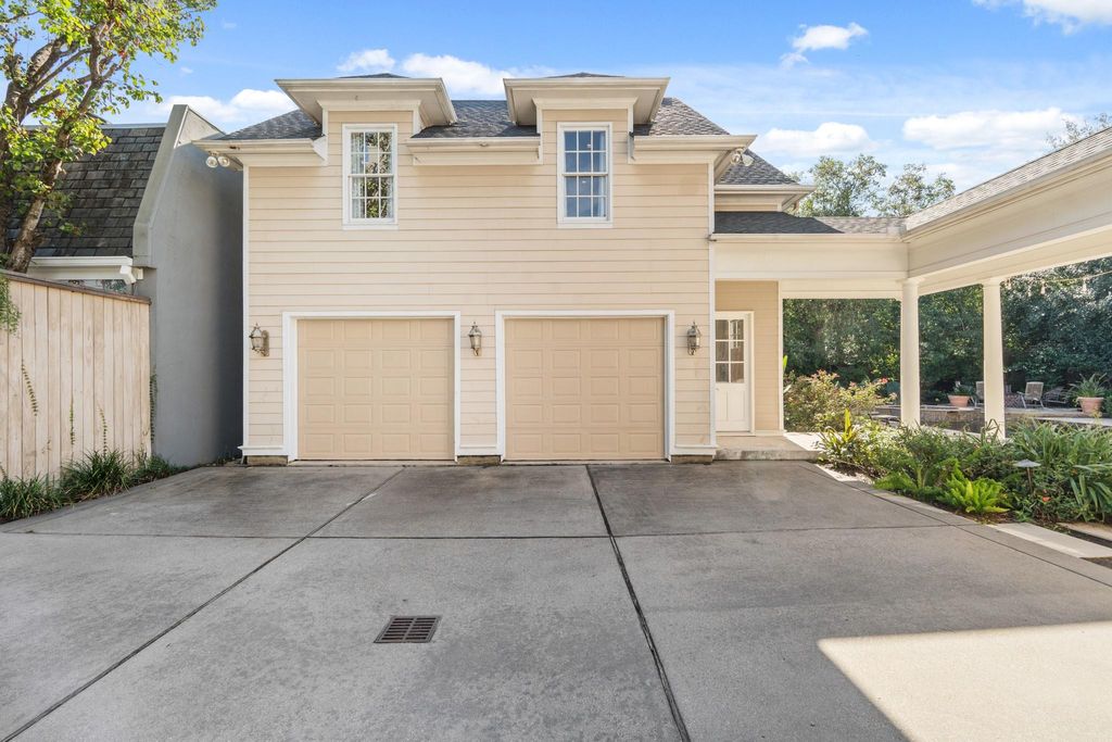 Photo of 3 Courtlandt Place, Houston, TX 77006 (MLS # 89564344)