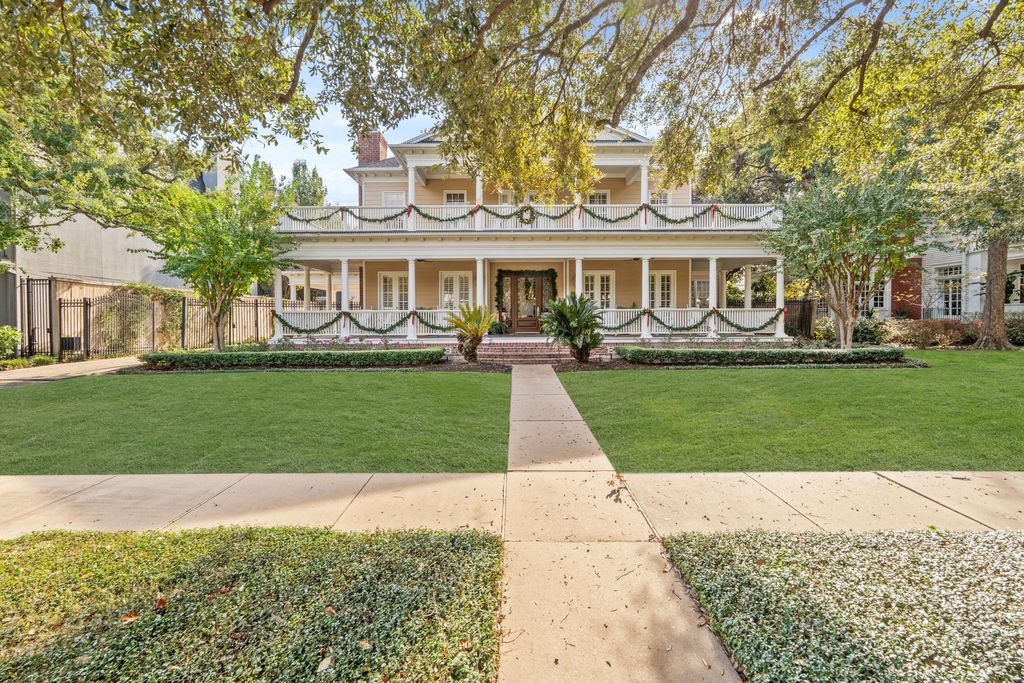 Photo of 3 Courtlandt Place, Houston, TX 77006 (MLS # 89564344)