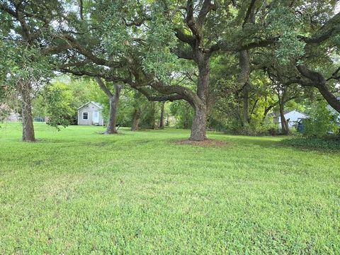 Photo of 6 5th Ave, Texas City, TX 77590 (MLS # 45176244)