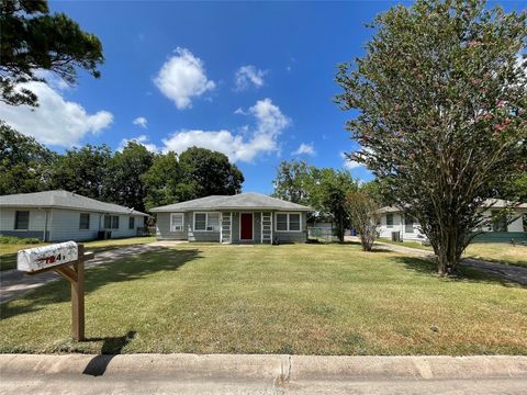 Homes For Sale - 1241 Chevy Chase Drive<br/> Angleton, TX 77515