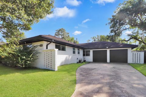 Homes For Rent - 6111 Shadow Crest Street<br/> Houston, TX 77074