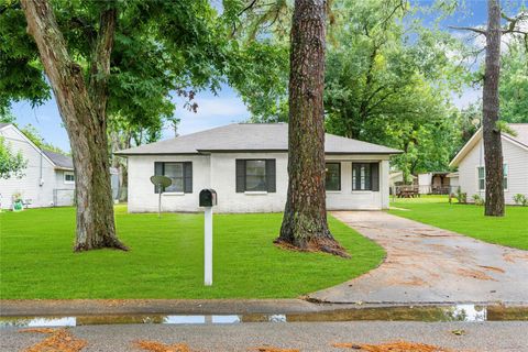 Photo of 1104 Southampton Street, Angleton, TX 77515 (MLS # 49848095)