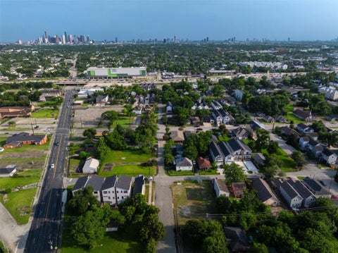 Photo of 421 E 34th Street, Houston, TX 77018 (MLS # 77654244)