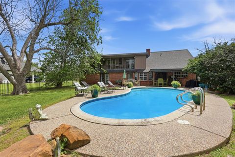 Tiny photo for 401 Clearview Avenue, Friendswood, TX 77546 (MLS # 74159200)