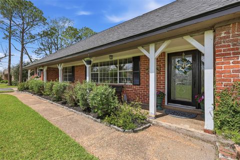 Tiny photo for 401 Clearview Avenue, Friendswood, TX 77546 (MLS # 74159200)