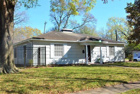 Photo of 8402 Western Drive, Houston, TX 77055 (MLS # 58776795)
