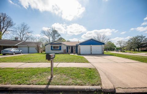 Photo of 6835 Castleview Lane, Houston, TX 77489 (MLS # 84128331)