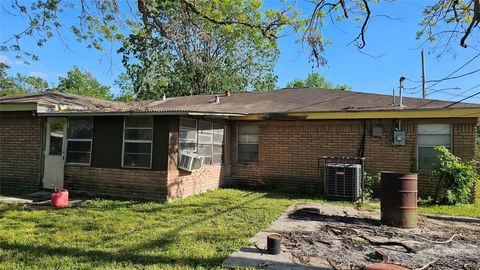 Photo of 872 Lovers Lane, Houston, TX 77091 (MLS # 10245133)