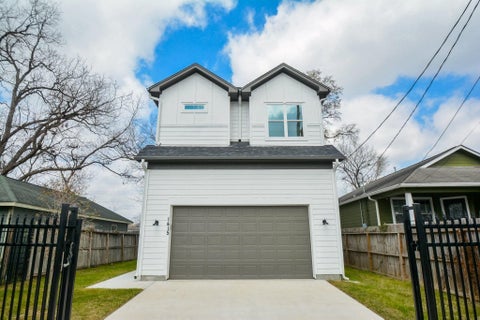 Photo of 1415 E 35th Street, Houston, TX 77022 (MLS # 38122316)