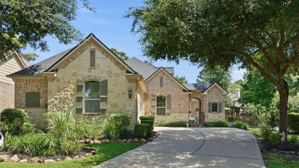 Photo of 10 Little Falls Place, Tomball, TX 77375 (MLS # 84239420)
