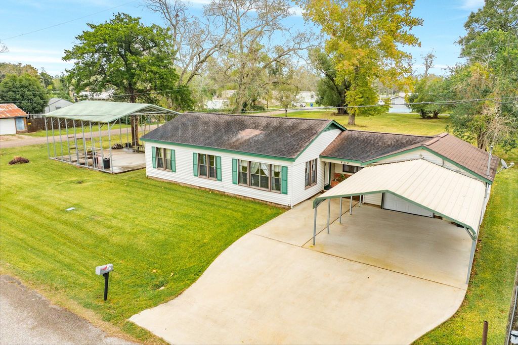 Photo of 404 Chestnut Street, Brazoria, TX 77422 (MLS # 31803736)