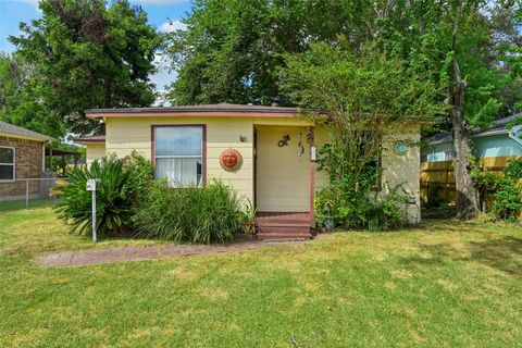Photo of 300 16th Avenue N, Texas City, TX 77590 (MLS # 20142300)