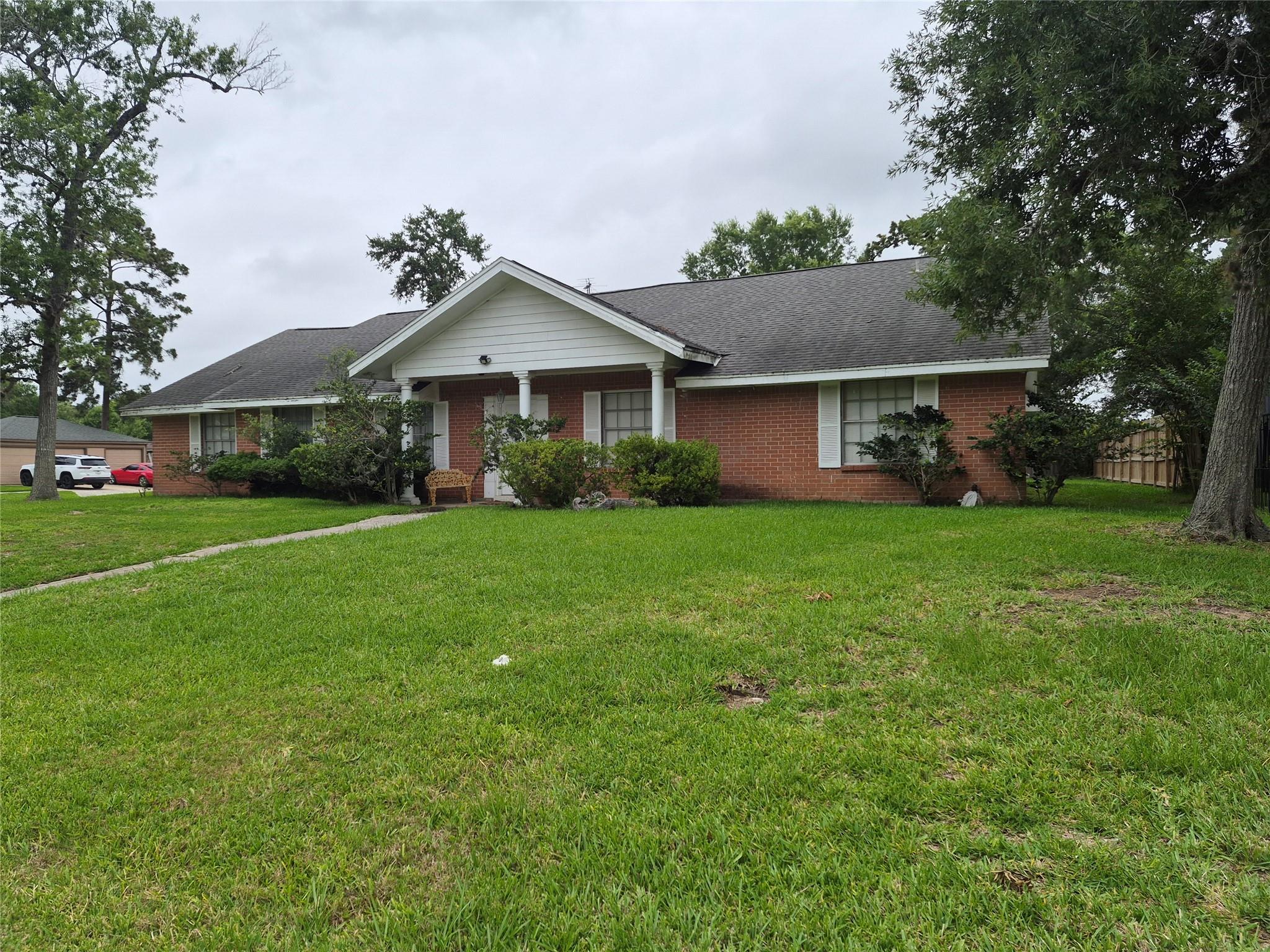 814 Oak Leaf Street
