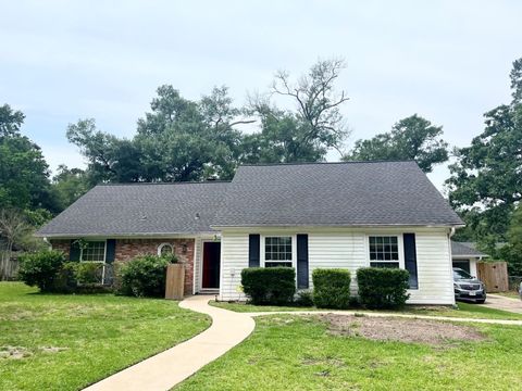 Photo of 208 Pine Valley Vly, Huntsville, TX 77320 (MLS # 49489698)