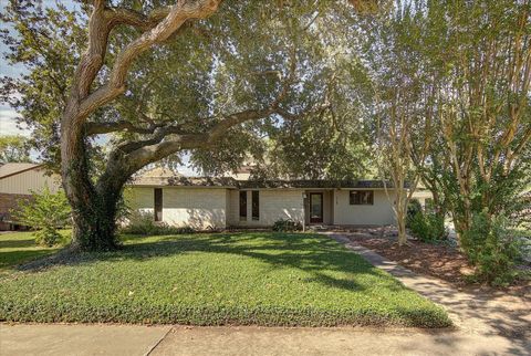Photo of 118 Lily Street, Lake Jackson, TX 77566 (MLS # 64913095)