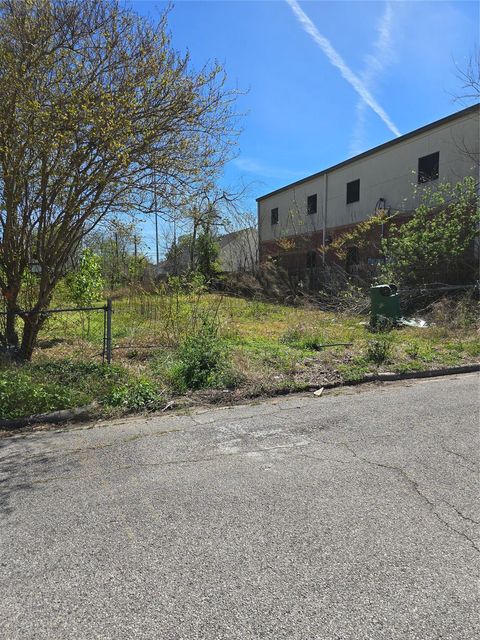 Photo of 918 E 32nd 1/2 Street, Houston, TX 77022 (MLS # 74676822)