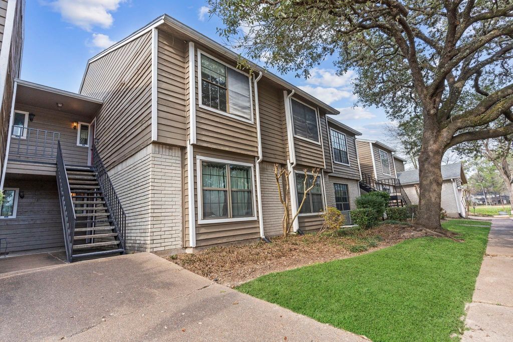 Photo of 4444 Victory Drive #1108, Houston, TX 77088 (MLS # 86373433)