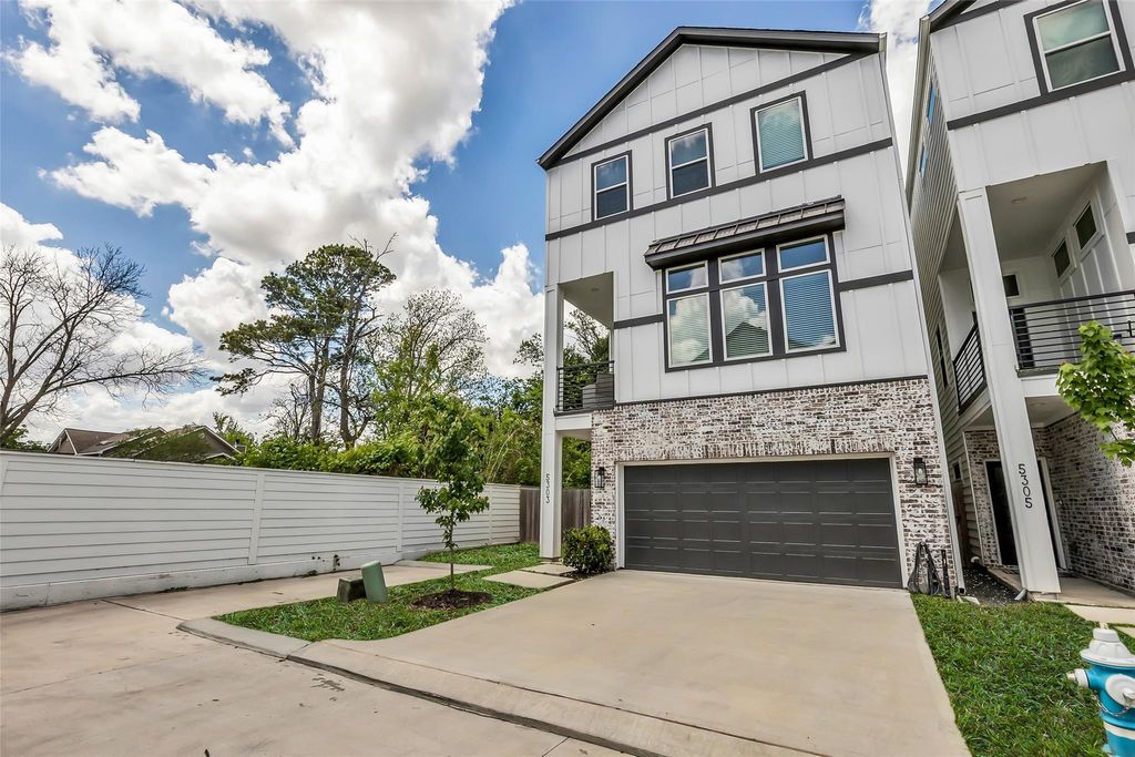 Photo of 5303 Donovan Gardens Lane, Houston, TX 77091 (MLS # 35759884)