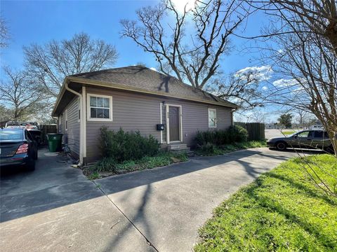 Photo of 300 E Locust Street, Angleton, TX 77515 (MLS # 87872757)