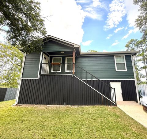 Photo of 910 Rosewick Street, Houston, TX 77015 (MLS # 66172101)