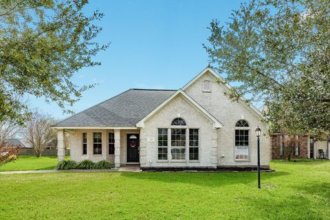 Photo of 155 Silverbell Circle, Lake Jackson, TX 77566 (MLS # 88498520)