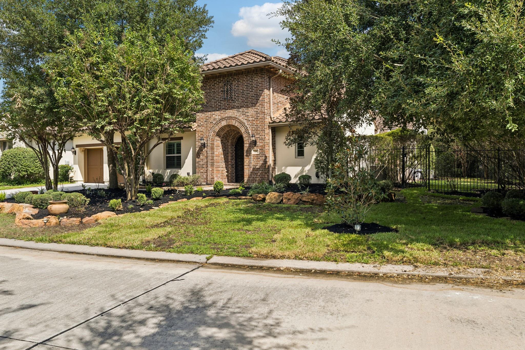 14 Woodglade Way