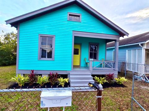 Homes For Sale - 4807 Avenue P 1/2<br/> Galveston, TX 77551