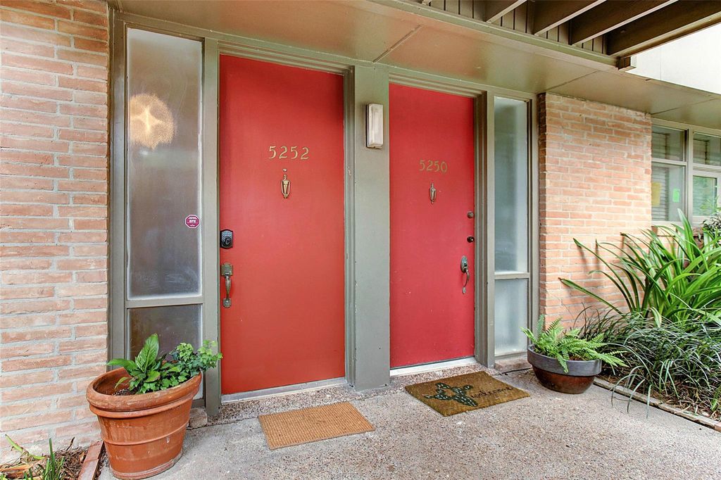 Photo of 5252 Memorial Drive #5252, Houston, TX 77007 (MLS # 86424550)
