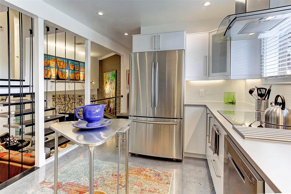 Photo of 5252 Memorial Drive #5252, Houston, TX 77007 (MLS # 86424550)