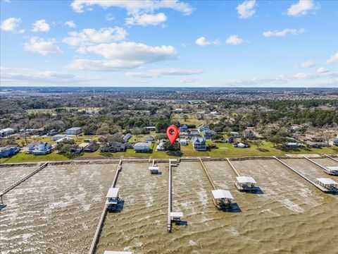 Homes For Sale - 2823 Bayshore Drive<br/> Bacliff, TX 77518