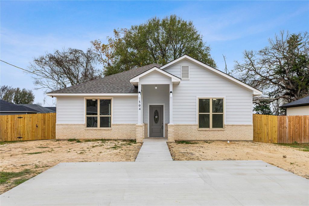 Photo of 504 W Tenth Street, Hearne, TX 77859 (MLS # 53867059)
