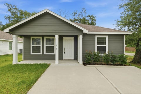 Photo of 815 Jefferson Avenue, Cleveland, TX 77327 (MLS # 26072609)