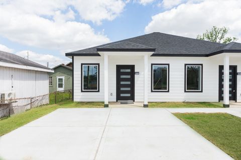 Photo of 6513 Avenue B #A, Houston, TX 77011 (MLS # 40701129)