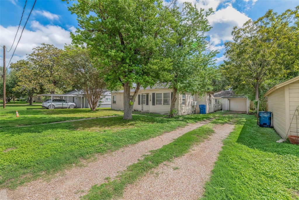 Photo of 1116 Kettler St, Navasota, TX 77868 (MLS # 52823585)