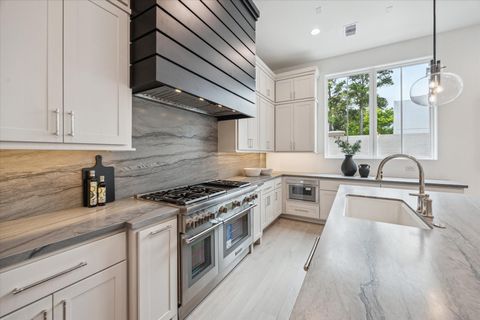 Photo of 5 Wentworth Green Way, Houston, TX 77027 (MLS # 74845407)