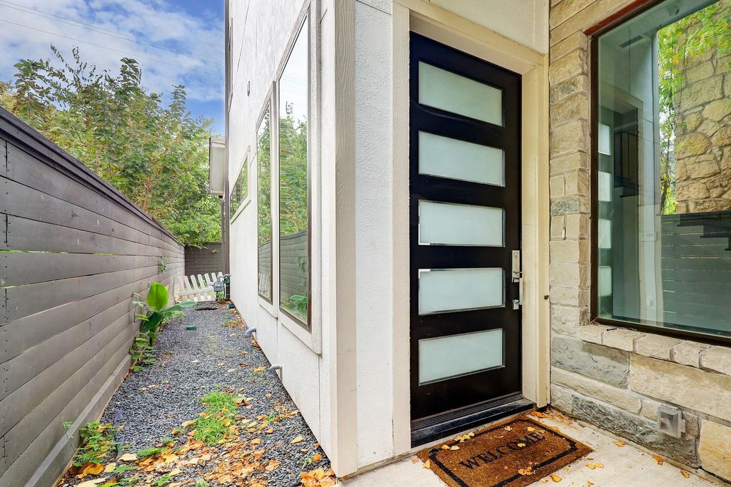 Photo of 609 W Pierce Street, Houston, TX 77019 (MLS # 28171037)