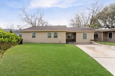 Photo of 5646 Belmark Street, Houston, TX 77033 (MLS # 85994353)