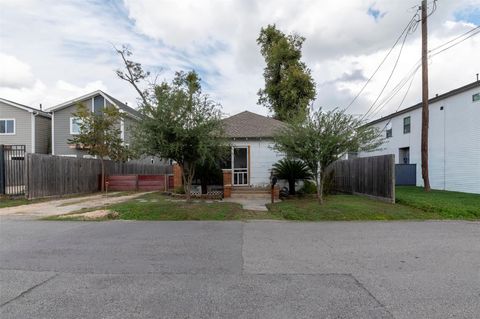 Photo of 121 E 32nd Street, Houston, TX 77018 (MLS # 92126342)