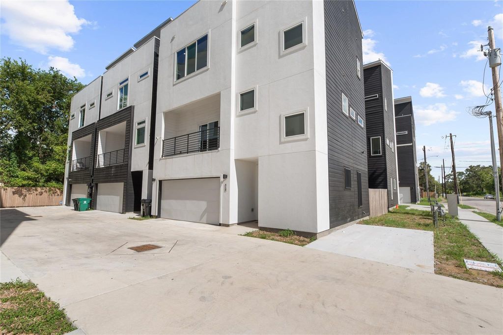 Photo of 515 Schweikhardt Street, Houston, TX 77020 (MLS # 96745075)