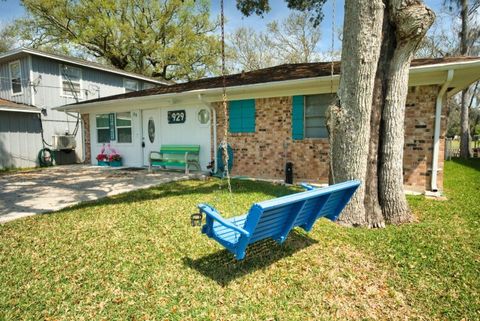 Photo of 929 Private Road 652, Sargent, TX 77414 (MLS # 52504346)