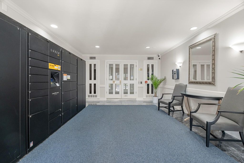 Photo of 355 N Post Oak Lane #742, Houston, TX 77024 (MLS # 37942806)