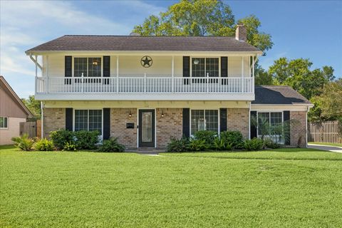 Photo of 426 Pebblebrook Drive, Seabrook, TX 77586 (MLS # 68249151)